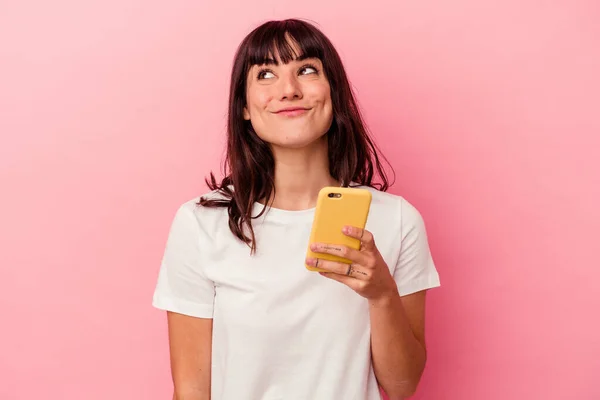 Joven Mujer Caucásica Sosteniendo Teléfono Móvil Aislado Sobre Fondo Rosa —  Fotos de Stock