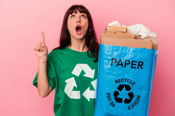 Jovem Caucasiana Segurando Saco Papelão Reciclado Isolado Fundo Rosa Apontando — Fotografia de Stock