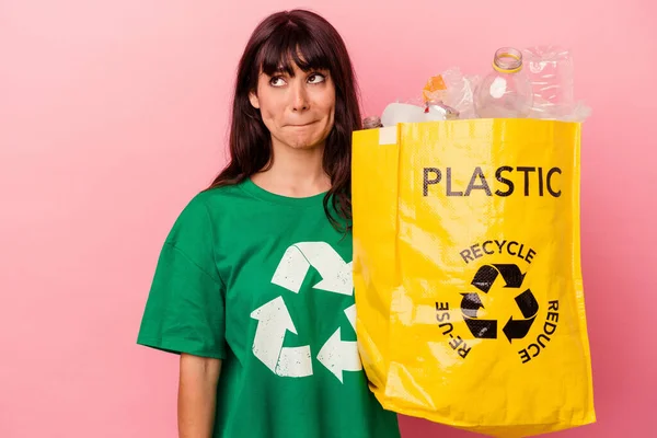 Jovem Caucasiana Segurando Saco Plástico Reciclado Isolado Fundo Rosa Confuso — Fotografia de Stock