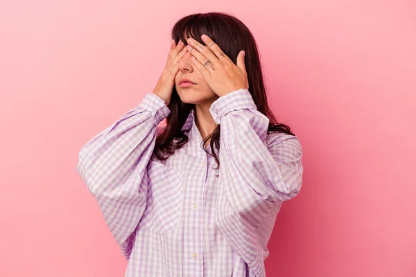 Jeune Femme Caucasienne Isolée Sur Fond Rose Peur Couvrant Les — Photo