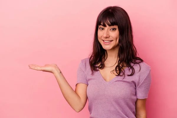 Jonge Blanke Vrouw Geïsoleerd Roze Achtergrond Met Een Kopieerruimte Een — Stockfoto