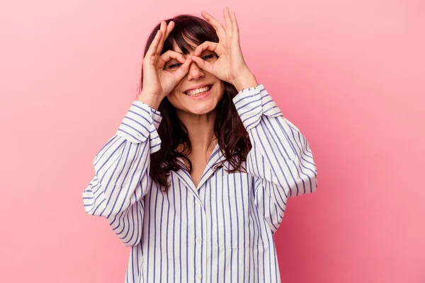 Jovem Mulher Caucasiana Isolado Fundo Rosa Mostrando Sinal Sobre Olhos — Fotografia de Stock