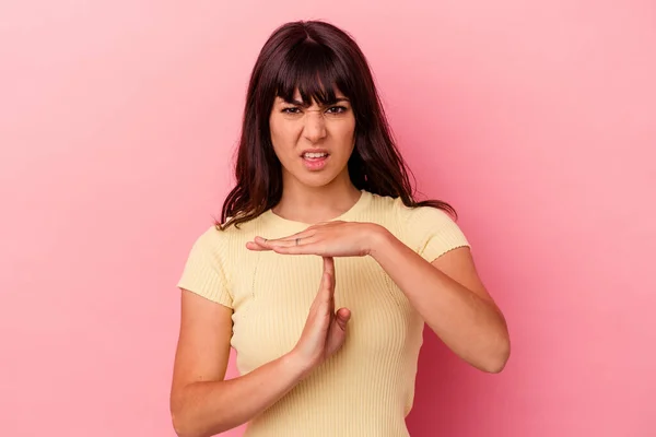 Jonge Blanke Vrouw Geïsoleerd Roze Achtergrond Met Een Time Out — Stockfoto