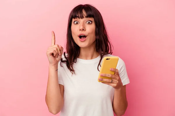 Jovem Caucasiana Segurando Telefone Celular Isolado Fundo Rosa Com Uma — Fotografia de Stock