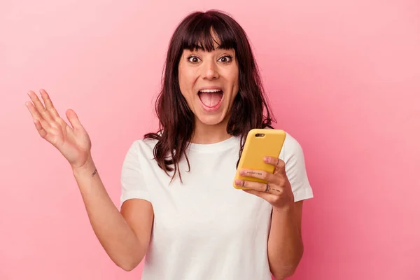 Ung Kaukasisk Kvinna Som Håller Mobiltelefon Isolerad Rosa Bakgrund Får — Stockfoto