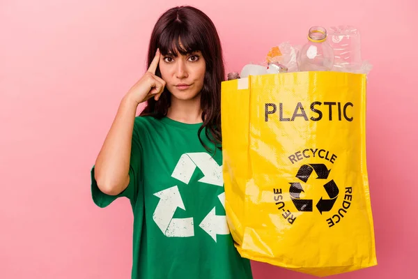 Giovane Donna Caucasica Possesso Sacchetto Plastica Riciclata Isolato Sfondo Rosa — Foto Stock