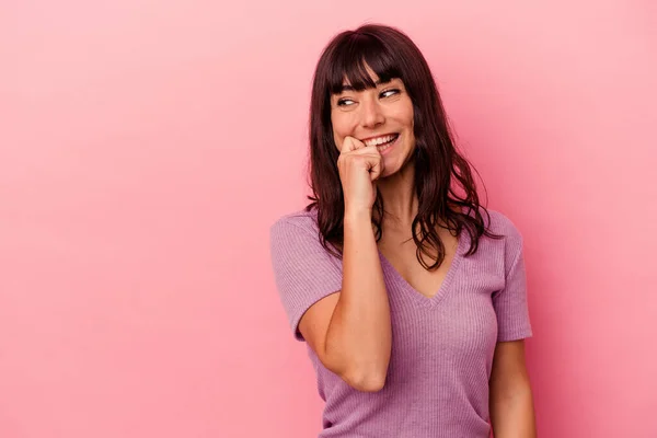 Junge Kaukasische Frau Isoliert Auf Rosa Hintergrund Entspannt Denken Über — Stockfoto