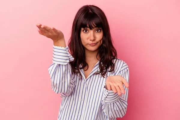 Mujer Joven Caucásica Aislada Sobre Fondo Rosa Hace Escala Con —  Fotos de Stock