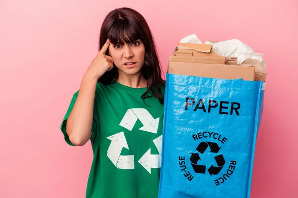 Jovem Caucasiana Segurando Saco Papelão Reciclado Isolado Fundo Rosa Mostrando — Fotografia de Stock