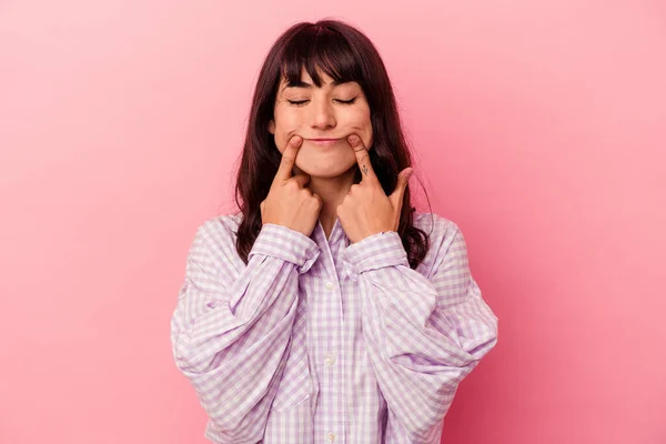 Young Caucasian Woman Isolated Pink Background Doubting Two Options — Stock Photo, Image