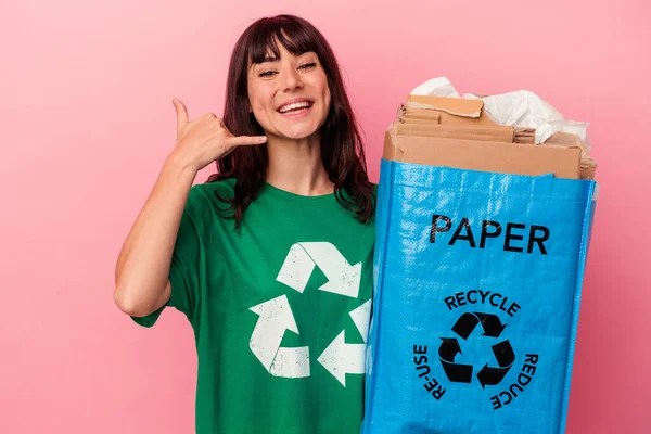 Joven Mujer Caucásica Sosteniendo Una Bolsa Cartón Reciclado Aislada Sobre — Foto de Stock