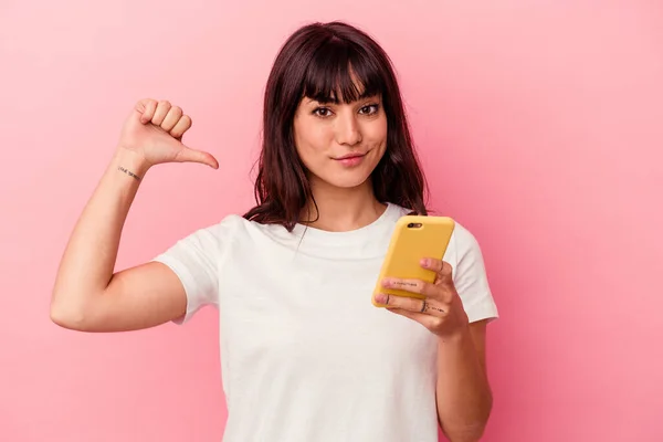 Ung Kaukasiska Kvinna Som Håller Mobiltelefon Isolerad Rosa Bakgrund Känns — Stockfoto