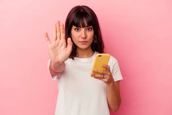 Mujer Caucásica Joven Sosteniendo Teléfono Móvil Aislado Sobre Fondo Rosa —  Fotos de Stock