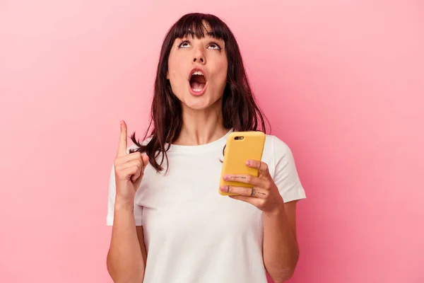 Mladá Běloška Drží Mobilní Telefon Izolovaný Růžovém Pozadí Ukazuje Vzhůru — Stock fotografie