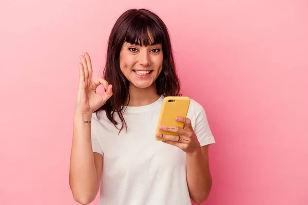 Joven Mujer Caucásica Sosteniendo Teléfono Móvil Aislado Sobre Fondo Rosa —  Fotos de Stock