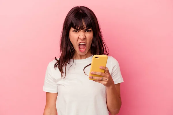 Junge Kaukasische Frau Hält Ein Handy Isoliert Auf Rosa Hintergrund — Stockfoto