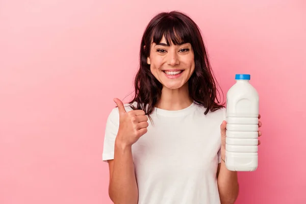 Ung Kaukasisk Kvinna Håller Flaska Mjölk Isolerad Rosa Bakgrund Ler — Stockfoto