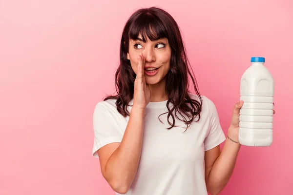 Junge Kaukasische Frau Hält Eine Flasche Milch Isoliert Auf Rosa — Stockfoto