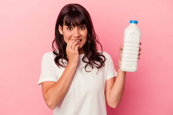 Junge Kaukasische Frau Hält Eine Flasche Milch Isoliert Auf Rosa — Stockfoto