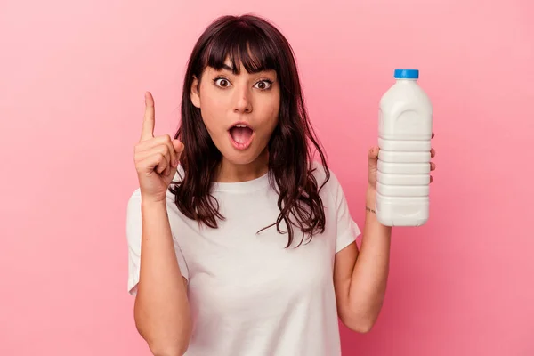 Ung Kaukasisk Kvinna Som Håller Flaska Mjölk Isolerad Rosa Bakgrund — Stockfoto