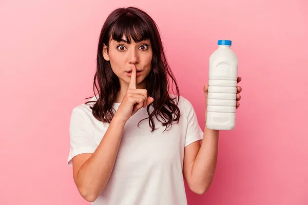 Junge Kaukasische Frau Hält Eine Flasche Milch Isoliert Auf Rosa — Stockfoto