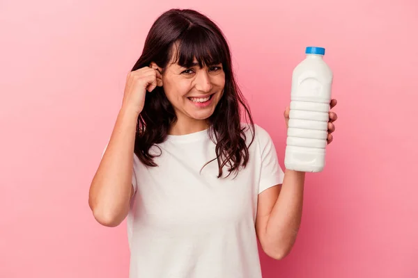 Junge Kaukasische Frau Hält Eine Flasche Milch Isoliert Auf Rosa — Stockfoto