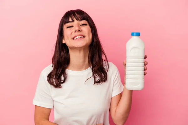 Junge Kaukasische Frau Hält Eine Flasche Milch Isoliert Auf Rosa — Stockfoto