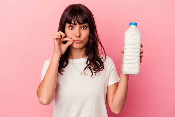 Junge Kaukasische Frau Hält Eine Flasche Milch Isoliert Auf Rosa — Stockfoto