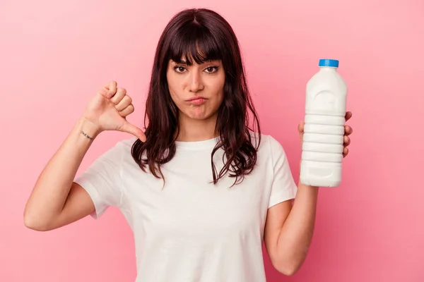Ung Kaukasisk Kvinna Håller Flaska Mjölk Isolerad Rosa Bakgrund Visar — Stockfoto