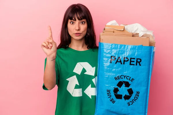 Jovem Caucasiana Segurando Saco Papelão Reciclado Isolado Fundo Rosa Mostrando — Fotografia de Stock