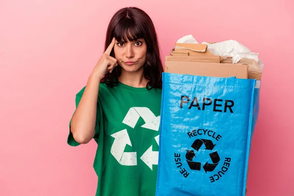 Joven Mujer Caucásica Sosteniendo Una Bolsa Cartón Reciclado Aislado Sobre —  Fotos de Stock