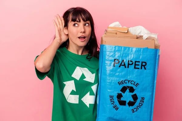 Jovem Caucasiana Segurando Saco Papelão Reciclado Isolado Fundo Rosa Tentando — Fotografia de Stock