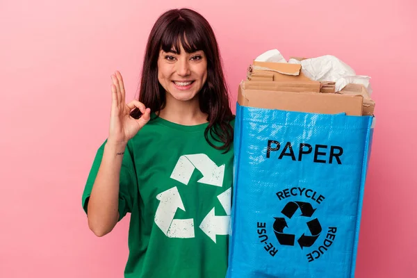 Mulher Branca Jovem Segurando Saco Papelão Reciclado Isolado Fundo Rosa — Fotografia de Stock