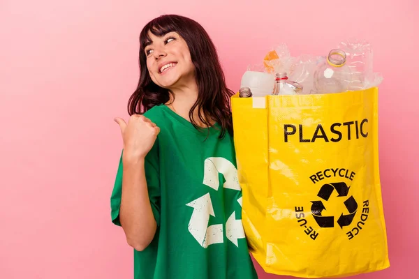 Mulher Caucasiana Jovem Segurando Saco Plástico Reciclado Isolado Pontos Fundo — Fotografia de Stock