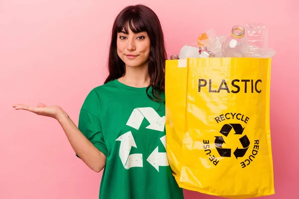 Joven Mujer Caucásica Sosteniendo Una Bolsa Plástico Reciclado Aislada Sobre —  Fotos de Stock