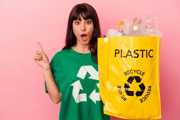 Jovem Caucasiana Segurando Saco Plástico Reciclado Isolado Fundo Rosa Apontando — Fotografia de Stock