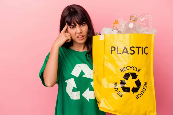 Jovem Caucasiana Segurando Saco Plástico Reciclado Isolado Fundo Rosa Mostrando — Fotografia de Stock