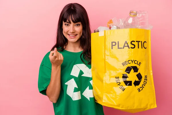 Mulher Caucasiana Jovem Segurando Saco Plástico Reciclado Isolado Fundo Rosa — Fotografia de Stock