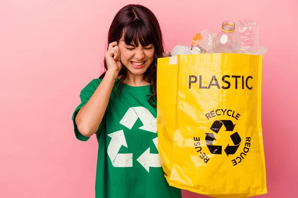 Jovem Caucasiana Segurando Saco Plástico Reciclado Isolado Fundo Rosa Cobrindo — Fotografia de Stock