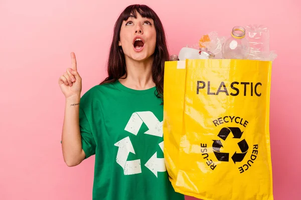 Mulher Branca Jovem Segurando Saco Plástico Reciclado Isolado Fundo Rosa — Fotografia de Stock