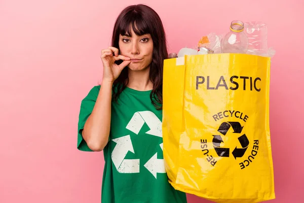 Ung Kaukasisk Kvinna Håller Återvunnen Plastpåse Isolerad Rosa Bakgrund Med — Stockfoto