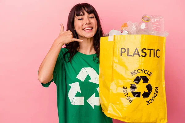 Mulher Caucasiana Jovem Segurando Saco Plástico Reciclado Isolado Fundo Rosa — Fotografia de Stock