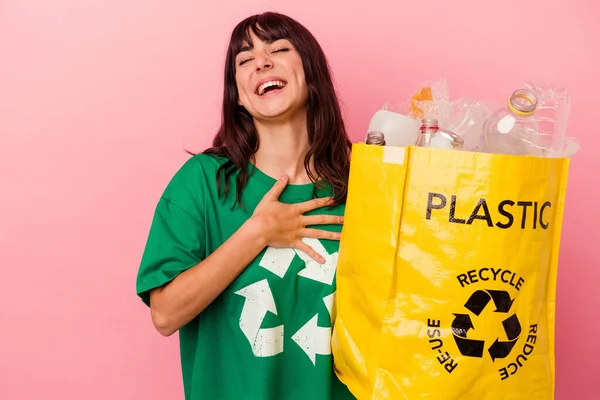 Jovem Caucasiana Segurando Saco Plástico Reciclado Isolado Fundo Rosa Voz — Fotografia de Stock