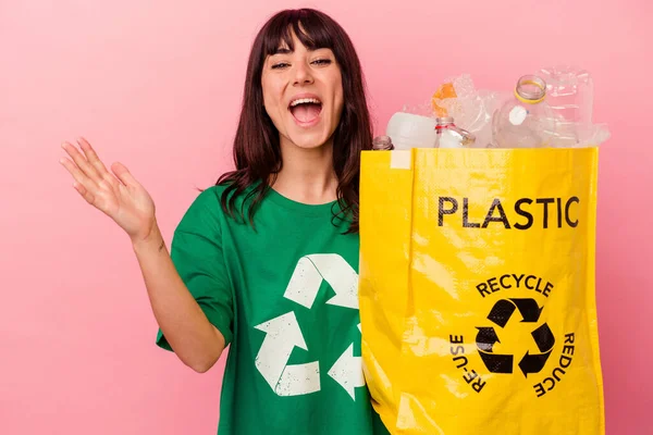 Mujer Joven Caucásica Sosteniendo Una Bolsa Plástico Reciclado Aislada Sobre —  Fotos de Stock