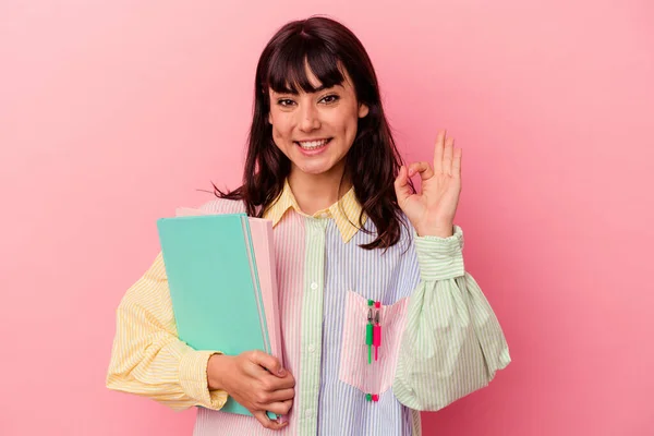 Joven Estudiante Caucásica Sosteniendo Libros Aislados Sobre Fondo Rosa Alegre —  Fotos de Stock