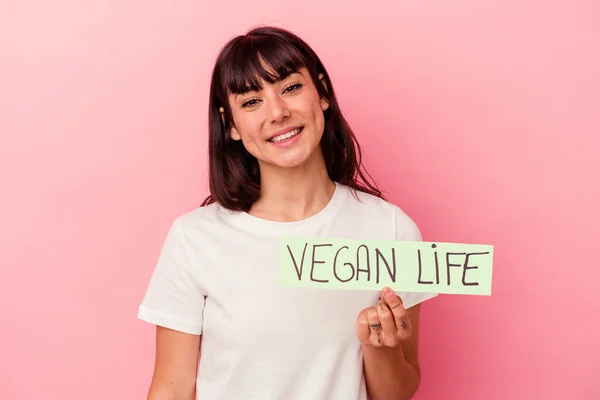 Jonge Blanke Vrouw Met Een Veganistisch Levensplaatje Geïsoleerd Roze Achtergrond — Stockfoto