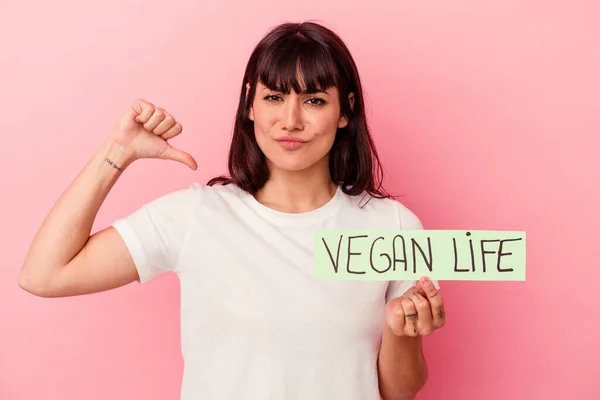 Mulher Caucasiana Jovem Segurando Cartaz Vida Vegan Isolado Fundo Rosa — Fotografia de Stock