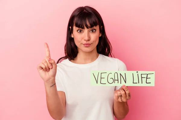 Ung Kaukasisk Kvinna Håller Vegan Liv Plakat Isolerad Rosa Bakgrund — Stockfoto