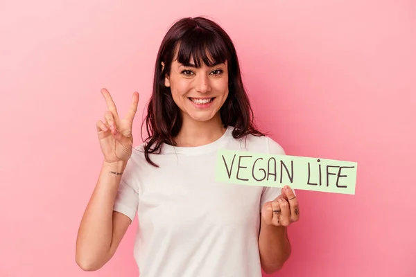 Ung Kaukasisk Kvinna Håller Vegan Liv Plakat Isolerad Rosa Bakgrund — Stockfoto