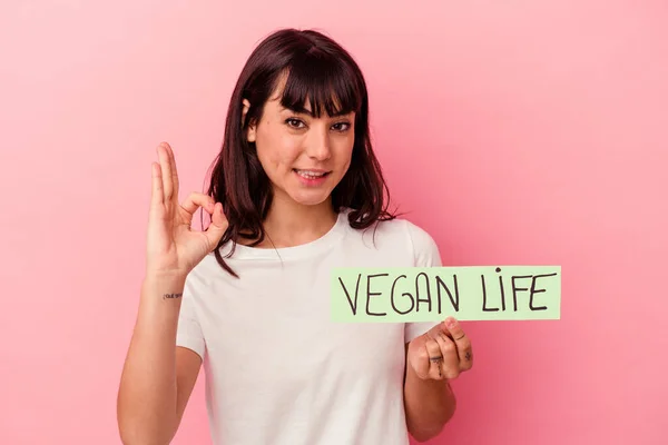 Jovem Mulher Caucasiana Segurando Cartaz Vida Vegan Isolado Fundo Rosa — Fotografia de Stock